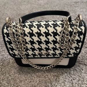 Barely used beautiful Kate spade houndstooth crossbody